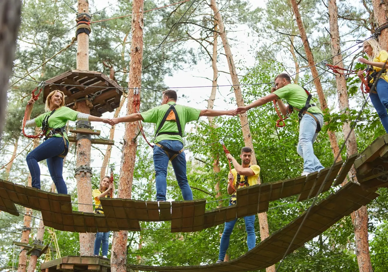 Detalle floral premium durante una cena ejecutiva