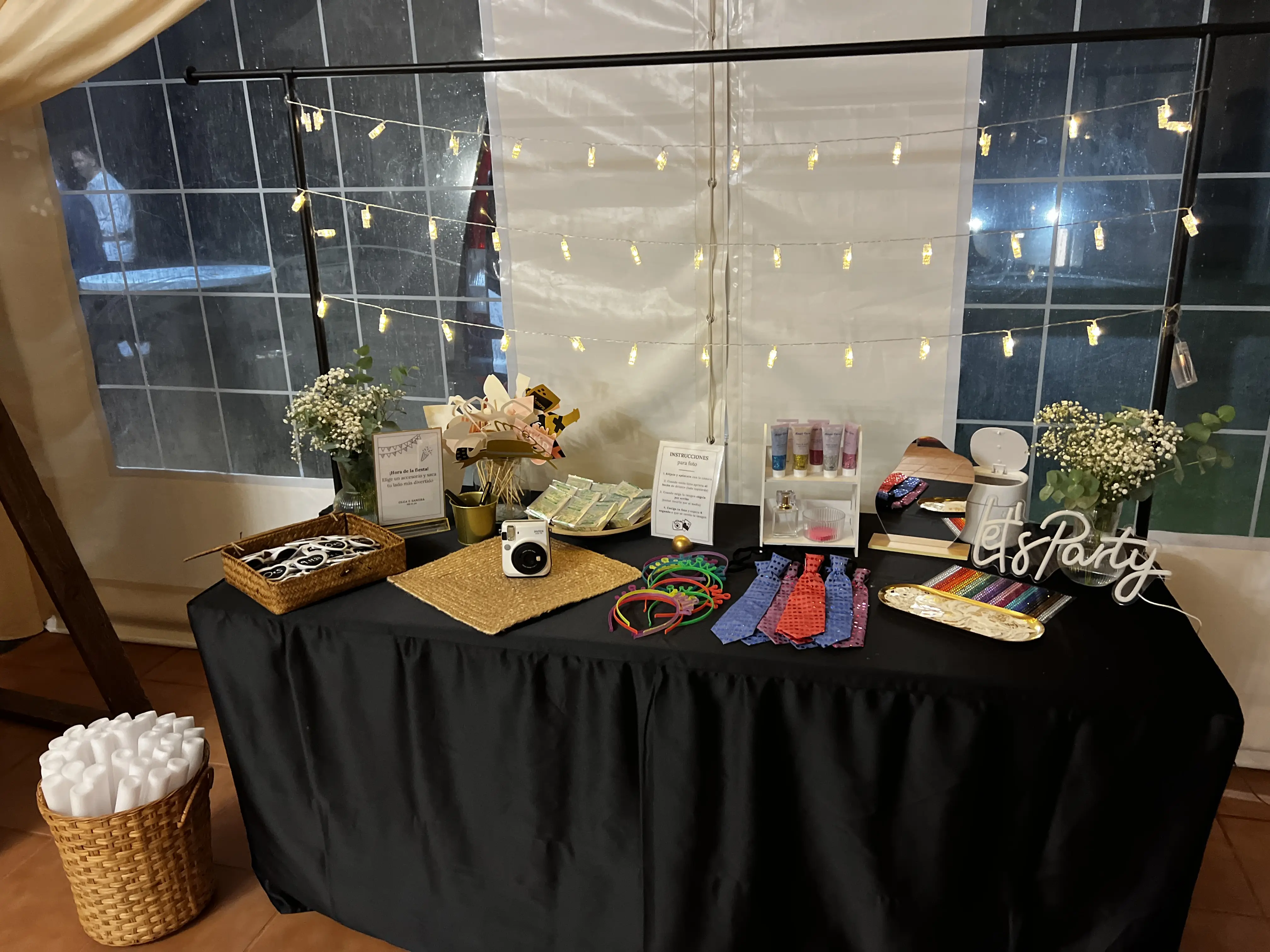 Detalle floral premium durante una cena ejecutiva